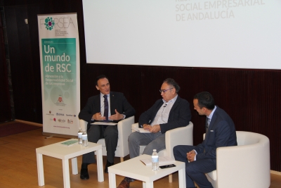 De izquierda a derecha, José Carlos Gómez Villamandos, Arturo Molinero y Manuel Tirado, durante la mesa redonda celebrada en el Centro de Recepción de Visitantes.