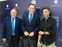 De izquierda a derecha, Juan Antonio Caballero, José Carlos Gómez Villamandos y Arcángel en la presentación de las actividades de la Cátedra de Flamencología