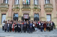 Participantes en la concentración que ha tenido lugar este mediodía en el Rectorado