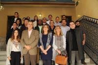 Foto de familia de autoridades académicas, profesorado y alumnos del curso