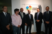 Momento en el que se muestra la placa con la nueva denominacin del Saln de Actos.