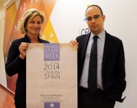 Carmen Galán y Antonio Ruiz posan con el cartel del encuentro.