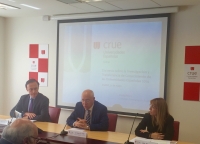 De izquierda a derecha, José Carlos Gómez Villamandos, Mireia Riera y Juan Juliá, durante la rueda de prensa celebrada en Madrid.