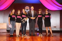 El rector de la UCO, José Carlos Gómez Villamandos, posa con las finalistas de 'Cuentame tu tesis' en la Gala central de La Noche