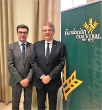 José Luis Vega-Leal Segado, representante de la Fundación Caja Rural del Sur en Córdoba, y el vicerrector de Planificación Académica y Prospectiva, Lorenzo Salas Morera.