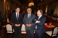 Jos Carlos Gmez Villamandos, Antonio Ramrez de Arellano y Francisco Luis Crdoba conversan antes del comienzo del pleno extraordinario.