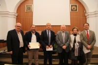 Autoridades, integrantes del jurado y el profesor Pedro Marfil, que ha recogido el galardón en nombre de la premiada.