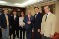 El rector da la mano al presidente de Caja Rural  junto a representantes de ambas instituciones.