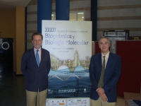 El Presidente de la Sociedad Española de Bioquímica y Biología Molecular (SEBBM), Miguel Ángel de la Rosa Acosta (izquierda), y el Presidente del Comité Organizador del XXXIII Congreso Nacional de la SEBBM, Emilio Fernández Reyes (derecha), en la presentación de las actividades satélite del congreso