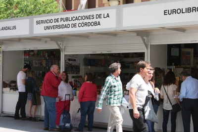 Vista del stand del Servicio de Publicaciones en la Feria del Libro