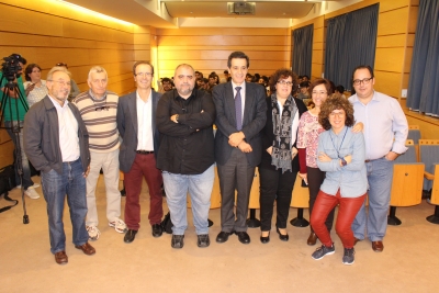 Fotografa de familia con los organizadores del ciclo de conferencias sobre el Ao Internacional de los Suelos, junto con Antonio Jordn, con camisa negra, en el centro
