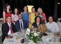 Delante, de izq a dcha: Francisco Polo, Esteban Montserrate, Elena Garrido y Antonio Molina.Detrs, de izq a dcha Lourdes Bonhome, Encarni Muoz, Eva Snchez , Maribel Blanca y Susana Luque, con el trofeo, una vez finalizada la ceremonia 