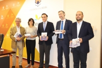 De izqda. a dcha.El presidente de la Asociacin Espaola de Comunicacin Cientfica, Antonio Calvo, la coordinadora de la Unidad de Cultura Cientfica e Innovacin de la Universidad de Crdoba, Elena Lzaro , el rector de la Universidad de Crdoba, Jos Carlos Gmez Villamandos, el rector de la Universidad de Burgos, Manuel Prez Mateos y el vicerrector de Investigacin y Desarrollo Territorial de la Universidad de Crdoba, Enrique Quesada. 