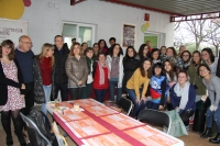 Rosario Mérida Serrano, María del Mar García Cabrera y Teresa González-Caballos Luna junto a personal del Área de Cooperación y Solidaridad y alumnos del Grado de Educación Social.