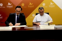 De izquierda a derecha, José Carlos Gómez Villamandos y José Luis Sánchez García, durante la firma del convenio.