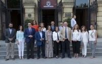 Foto de familia de autoridades asistentes a la inauguración del foro