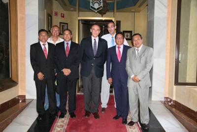 El vicerrector de Estudios de Postgrado y Formación Continua de la UCO, José Carlos Gómez Villamandos, con los representantes de las universidades ecuatorianas firmantes del acuerdo