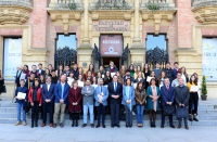 Foto de familia de autoridades académicas y alumnado galardonado