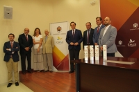 Foto de familia de los representantes de las tres instituciones firmantes del acuerdo