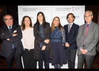 Pablo Pérez, penúltimo por la izquierda, junto a integrantes del jurado y la también premiada.