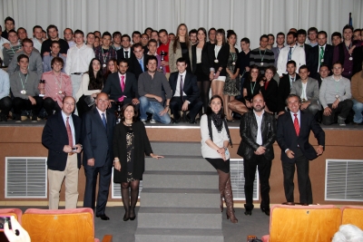 Foto de familia de deportistas y autoridades en el acto de clausura de Interagrónomos 2012