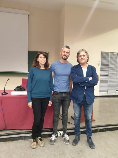De izda a dcha: Regina Berjano (profesora ayudante doctora del Dpto. de Botánica, Ecología y Fisiología Vegetal), Rut Morales (vicedecano de Movilidad, Internacionalización y Comunicación Científica de la Facultad de Ciencias) y Carlos Montes (conferenciante)