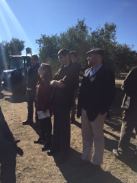 Los representantes del MINECO con Enrique Quesada durante la jornada técnica celebrada en Cabra