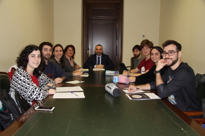 Al fondo de la imagen, el vicerrector Zamorano con la directora general de Estudiantes y Acceso (a la izquierda), y el alumnado UCO-Campus