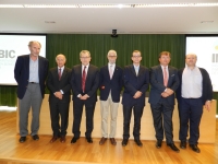 En la foto, el doctor Prez Jimnez en el centro, acompaado por los ponentes del seminario