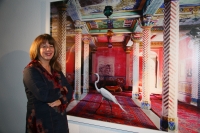 Karen Knorr posa con la imagen con la que gan el V Premio Pilar Citoler