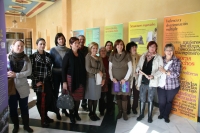 En el centro, Carmen Galán y Mercedes Bermúdez, con organizadores de la muestra y participantes en el taller posterior a la inauguración de la exposición.