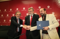 Jos Miguel Salinas, Jos Manuel Roldn y Manuel Torres se saludan tras la firma del acuerdo