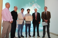 De izquierda a derecha, Jesús Diz, José Álvarez, Pedro García, Jesús Zurita, Antonio Cubero y Eulalio Fernández, en el momento de hacer entrega del premio.