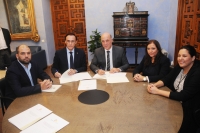 En el centro, el rector José Carlos Gómez Villamandos y el presidente de la Diputación de Córdoba, Antonio Ruiz, durante la firma de uno de los convenios