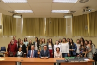 José Carlos Gómez Villamandos y Lorenzo Salas Morera junto con las alumnas que han participado en el concurso