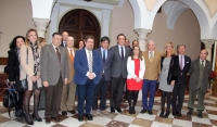 Foto de familia de autoridades firmantes y reprseentantes de la Universidad, Junta de Andaluca, Ayuntamiento de Montilla y sector vitivincola de la zona.