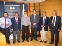 En la foto, de izq. a dcha. Antonio Jesús Gonzalez (Coordinador de la Cátedra del Medio Ambiente-ENRESA UCO), Eugenio Domínguez (Rector de la UNIA), Agustín Martín (Catedrático de Estratigrafía de la Universidad de Granada), Manuel Blázquez, Juan Antonio Vera (Profesor Emérito de la Universidad de Granada) y Arturo González (Director Gerente de la Fundación ENRESA)