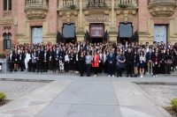 Estudiantes del EYP, junto a  la 4ª teniente de alcalde del Ayuntamiento de Córdoba Alba Doblas y la vicerrectora de Investigación de la UCO, María Teresa Roldán, en la puerta del Rectorado.