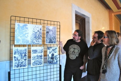 Un momento de la inauguración. De izq. a dcha Raúlo Cáceres, Javier Fernández y Carmen Blanco