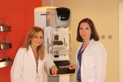 Doctors Marina Álvarez and Cristina Pulido, in the Radiodiagnostic Unit at the Reina Sofía Hospital