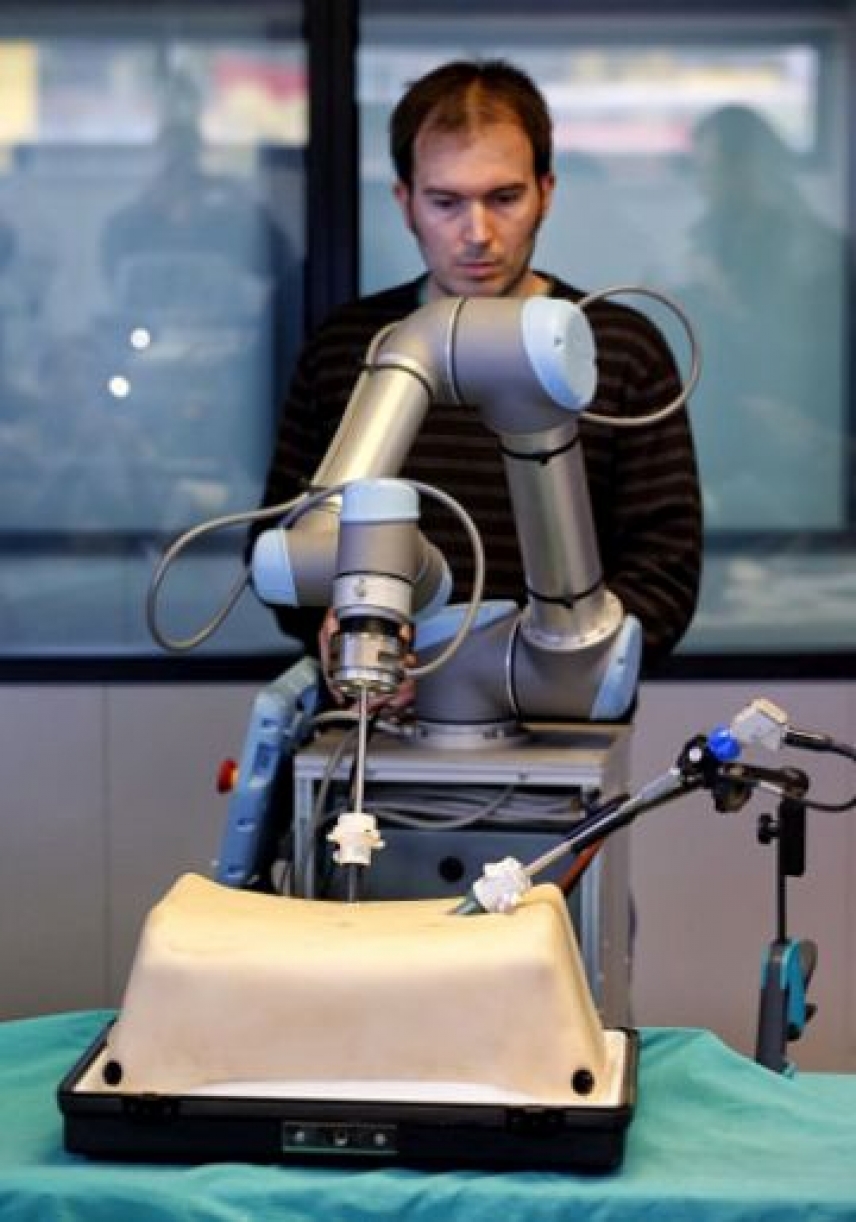 Ingenieros y cirujanos andaluces desarrollan el primer robot quirúrgico español con visión 3D