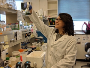  La investigadora María Agustina Domínguez durante su trabajo de laboratorio